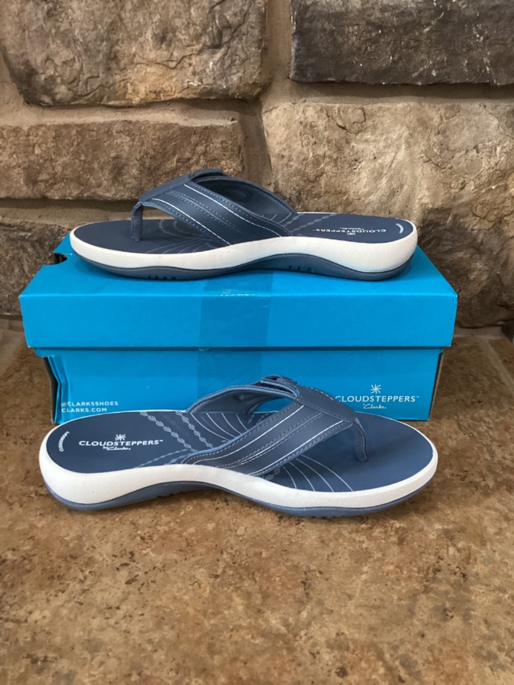 Cloudsteppers Clarks Sunmaze Loop Womens Flip Flop Sandals 8 Denim Blue NIB - Picture 2 of 8